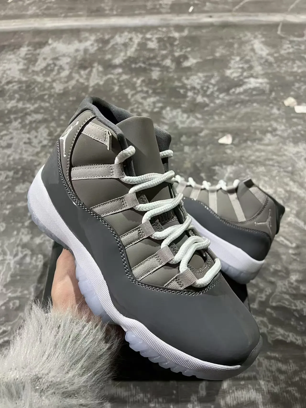 Air Jordan 11 Zapatillas de Baloncesto Gris y Blanco de Cuero Patentado 2