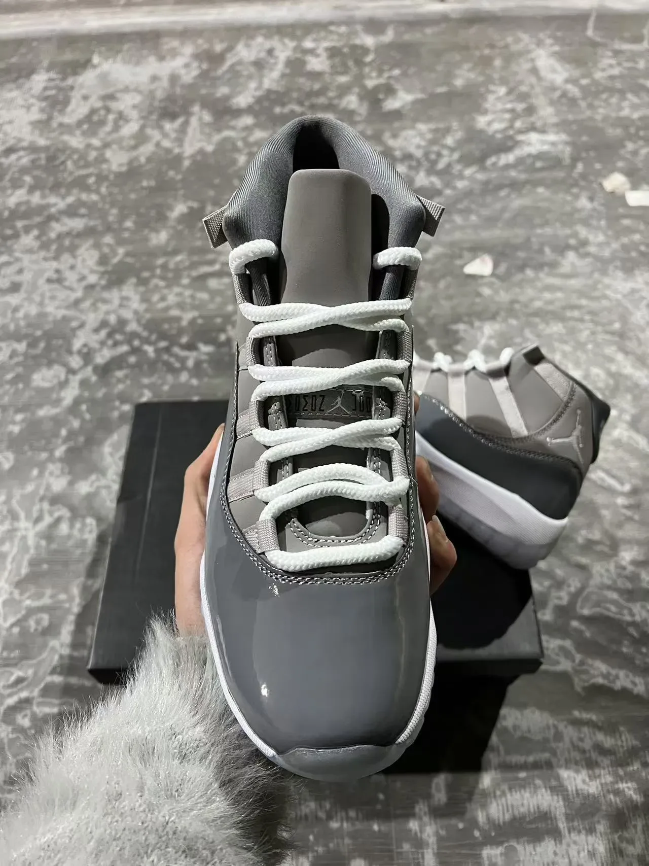 Air Jordan 11 Zapatillas de Baloncesto Gris y Blanco de Cuero Patentado 3