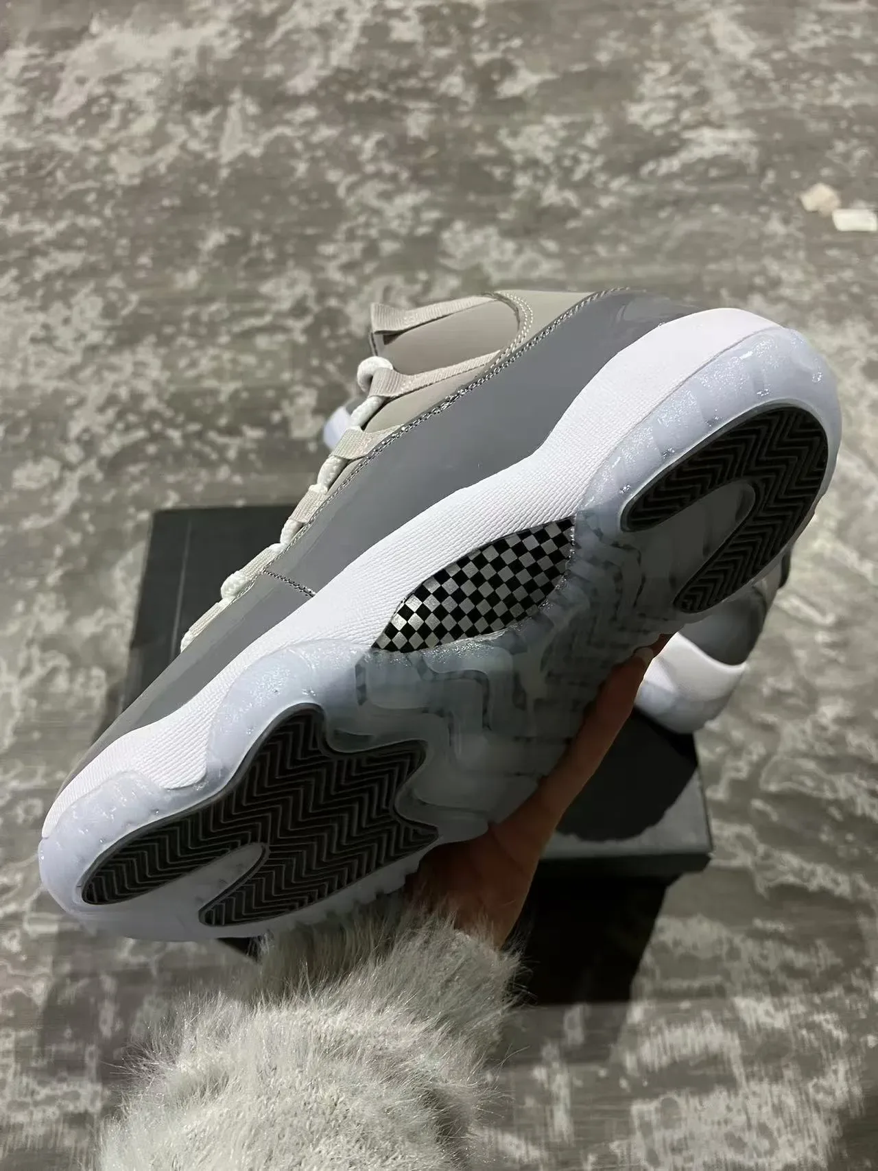 Air Jordan 11 Zapatillas de Baloncesto Gris y Blanco de Cuero Patentado 6