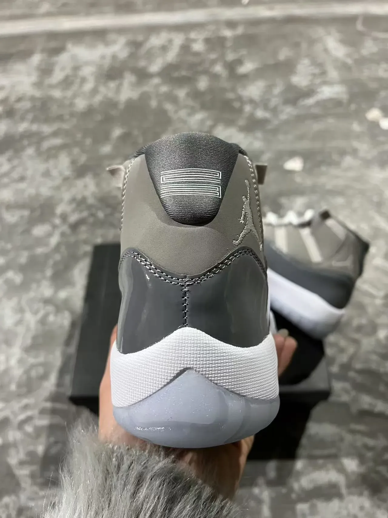 Air Jordan 11 Zapatillas de Baloncesto Gris y Blanco de Cuero Patentado 8