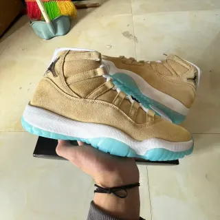Air Jordan 11 Tan e Ice Blue Tênis de Basquete