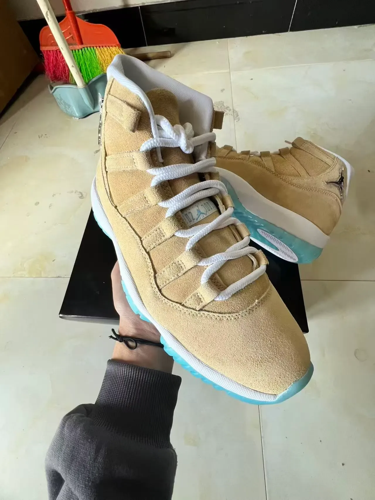 Air Jordan 11 Tan e Ice Blue Tênis de Basquete 2