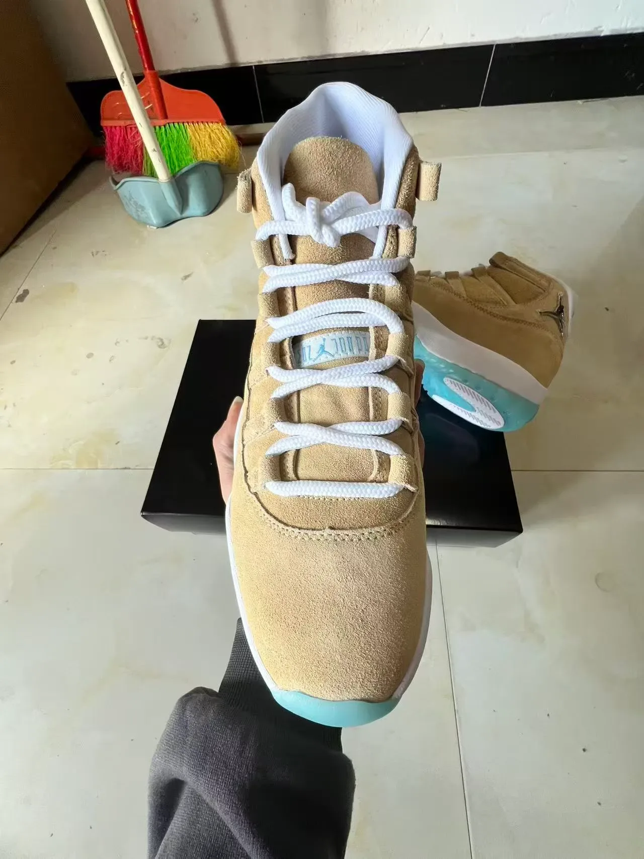 Air Jordan 11 Tan e Ice Blue Tênis de Basquete 3