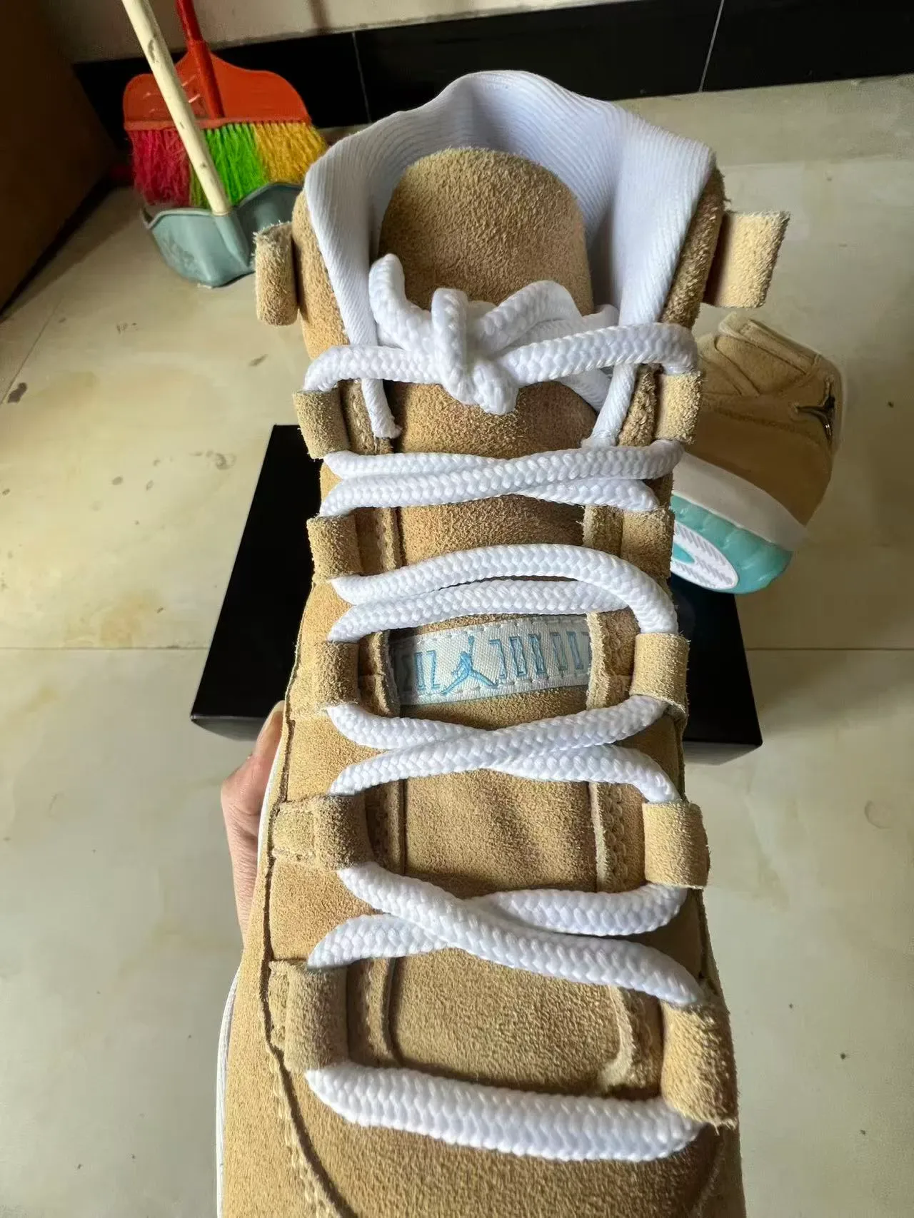 Air Jordan 11 Tan e Ice Blue Tênis de Basquete 4