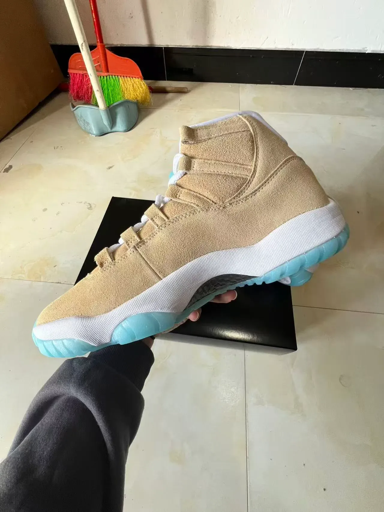 Air Jordan 11 Tan e Ice Blue Tênis de Basquete 5