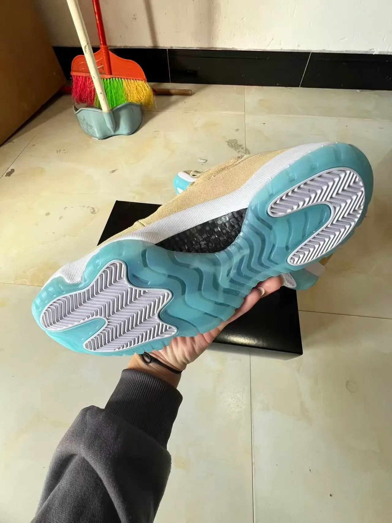 Air Jordan 11 Tan e Ice Blue Tênis de Basquete 6
