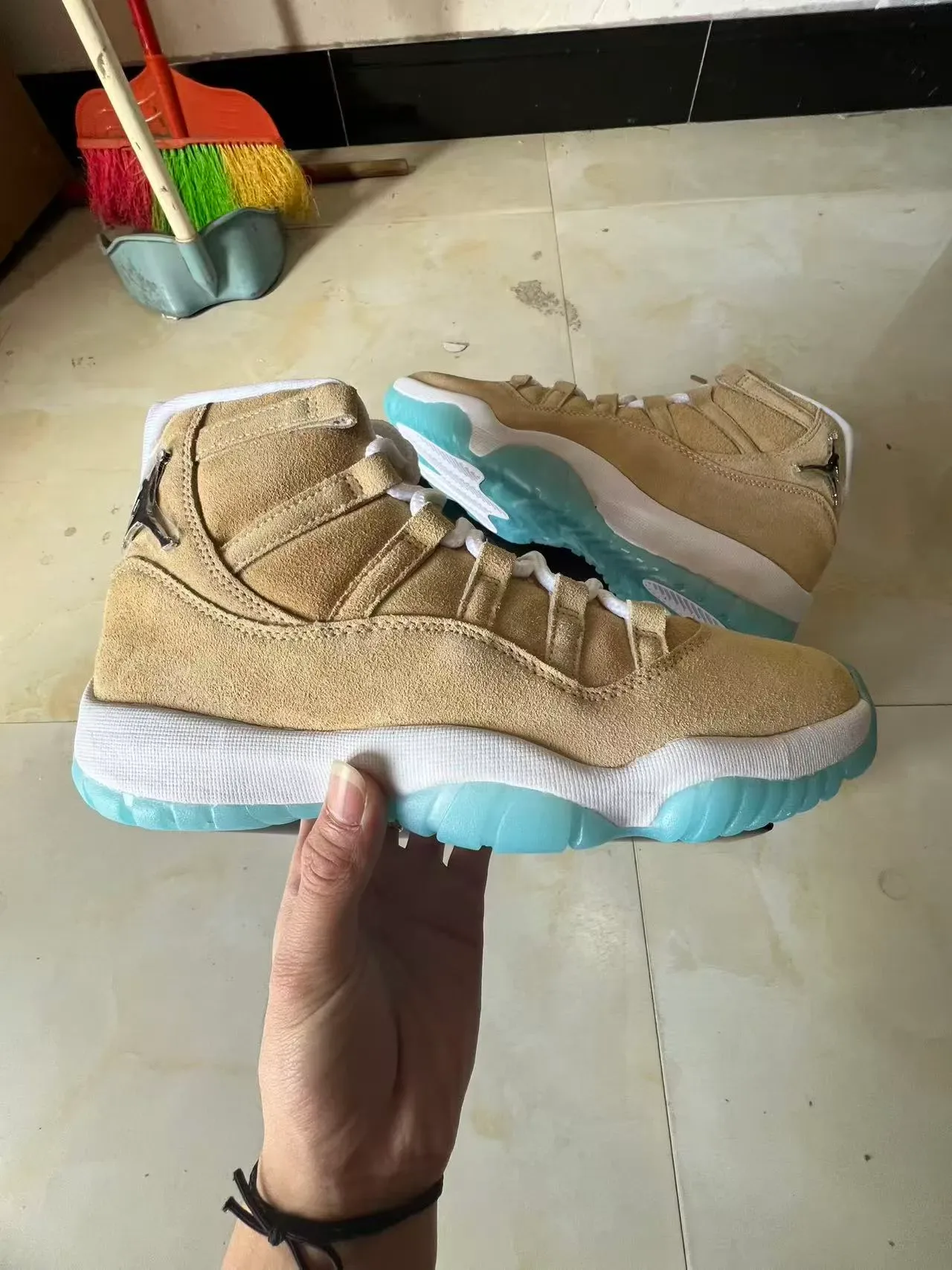 Air Jordan 11 Tan e Ice Blue Tênis de Basquete 7