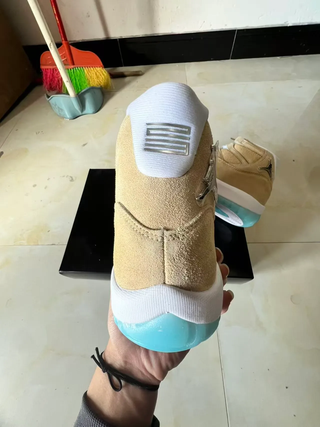 Air Jordan 11 Tan e Ice Blue Tênis de Basquete 8
