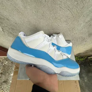 Air Jordan 11 白色和浅蓝色漆皮篮球鞋