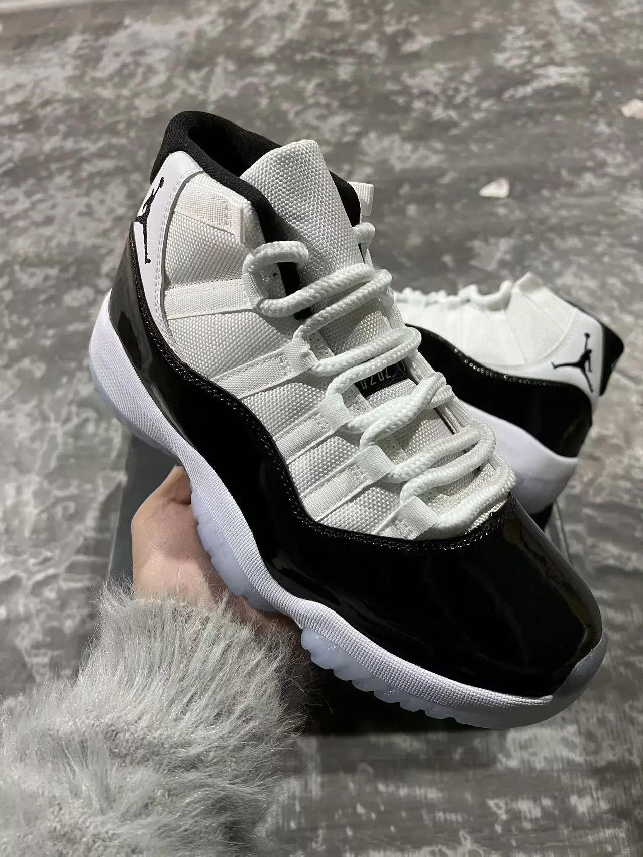 Air Jordan 11 Blanc et Noir Cuir Verni Chaussures de Basket 2