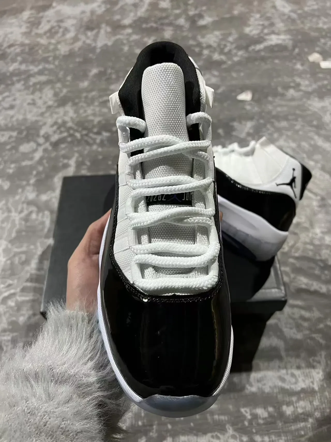 Air Jordan 11 Blanc et Noir Cuir Verni Chaussures de Basket 3