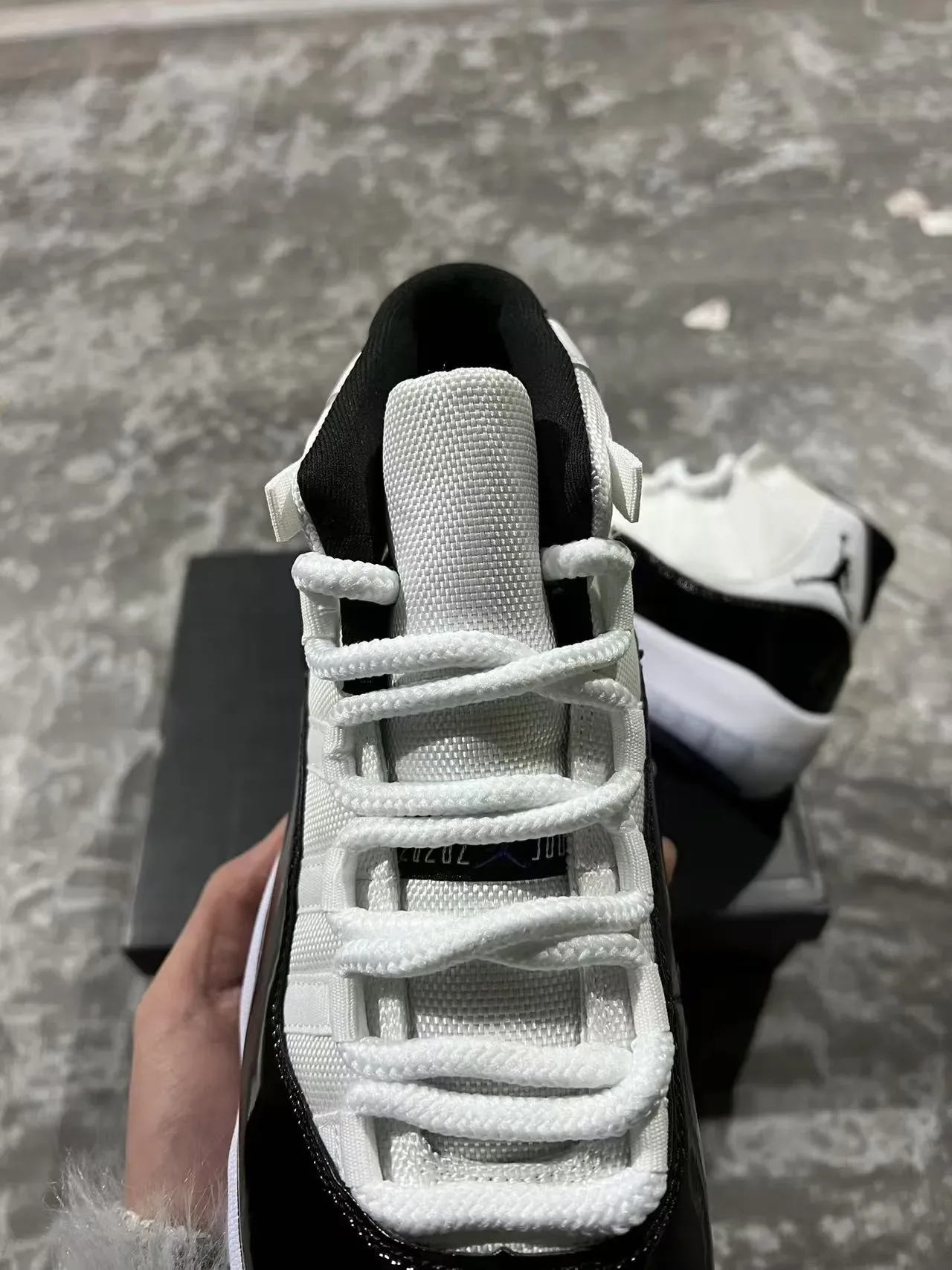 Air Jordan 11 Blanc et Noir Cuir Verni Chaussures de Basket 4