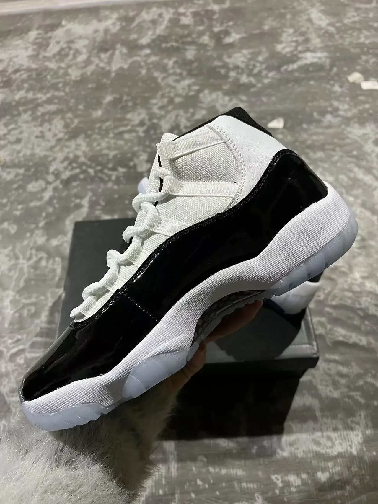 Air Jordan 11 Blanc et Noir Cuir Verni Chaussures de Basket 5