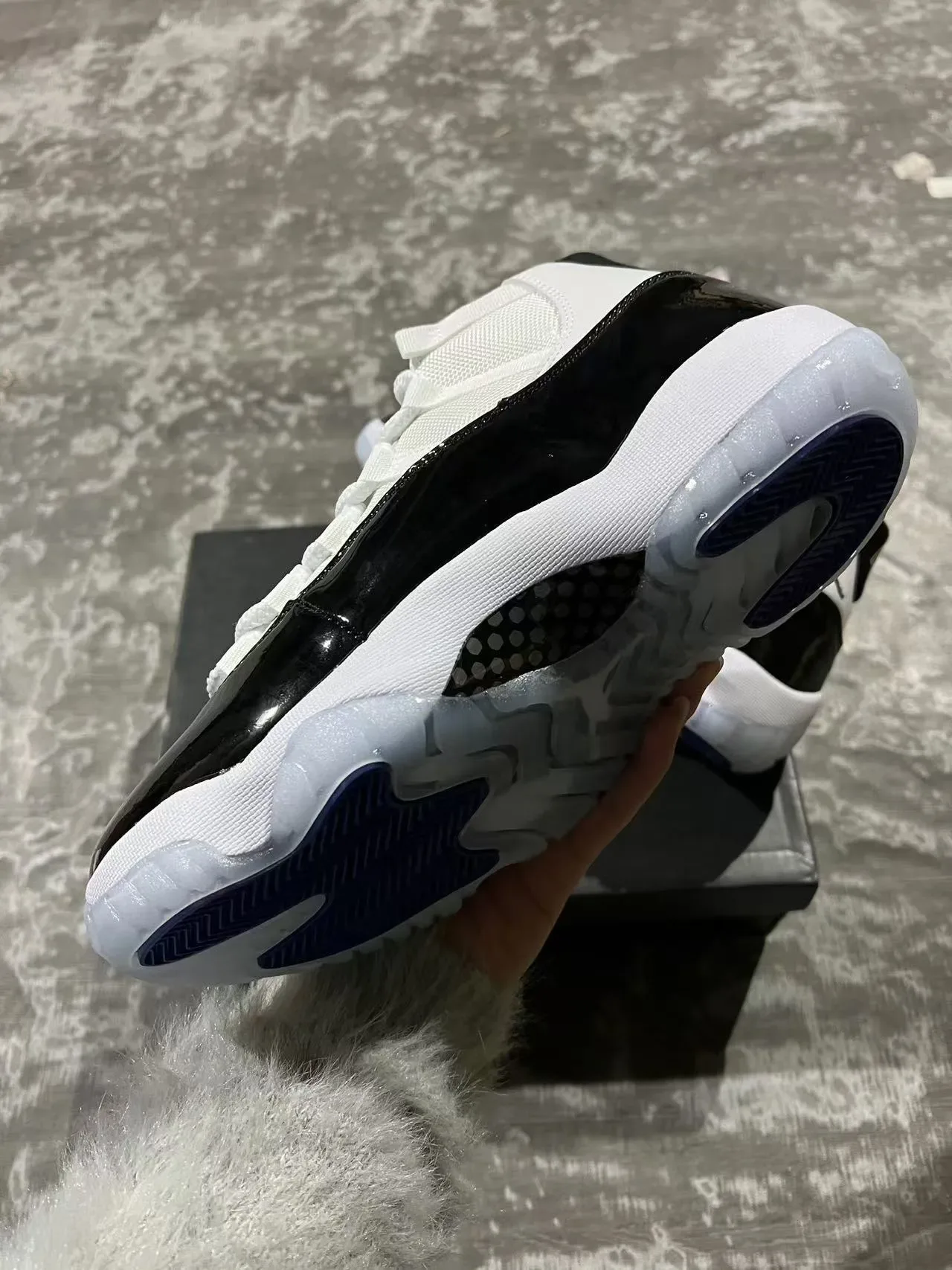 Air Jordan 11 Blanc et Noir Cuir Verni Chaussures de Basket 6