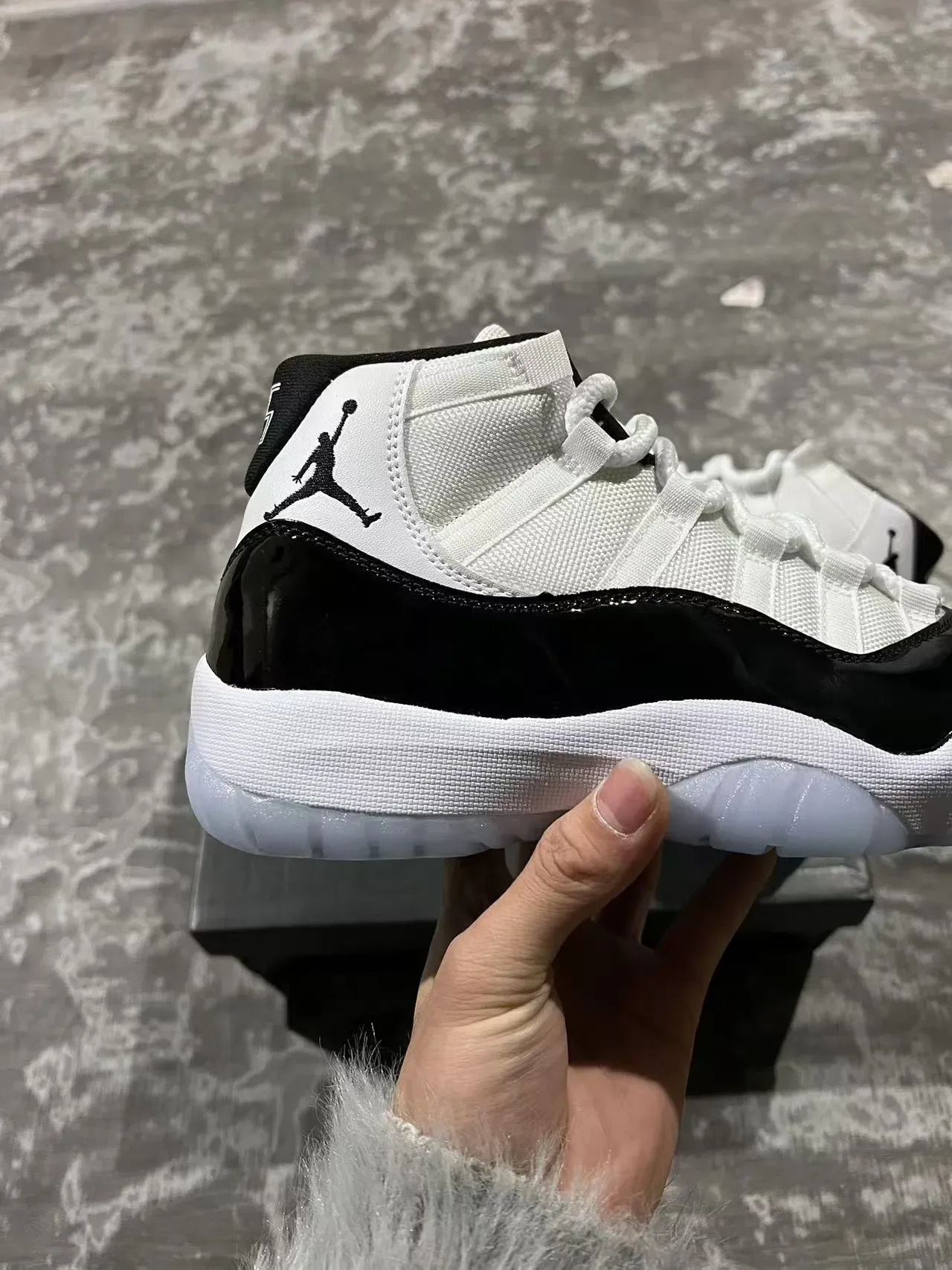 Air Jordan 11 Blanc et Noir Cuir Verni Chaussures de Basket 7