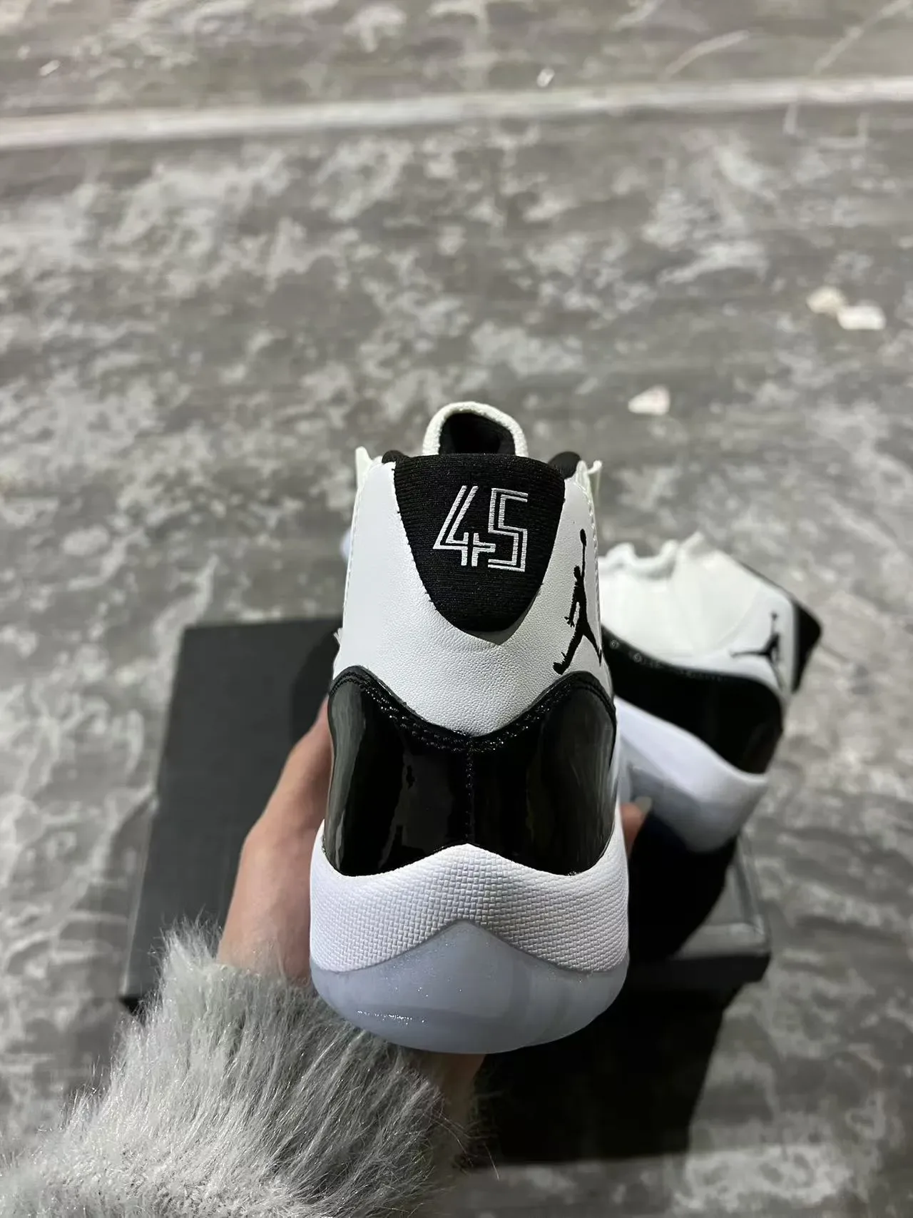 Air Jordan 11 Blanc et Noir Cuir Verni Chaussures de Basket 8