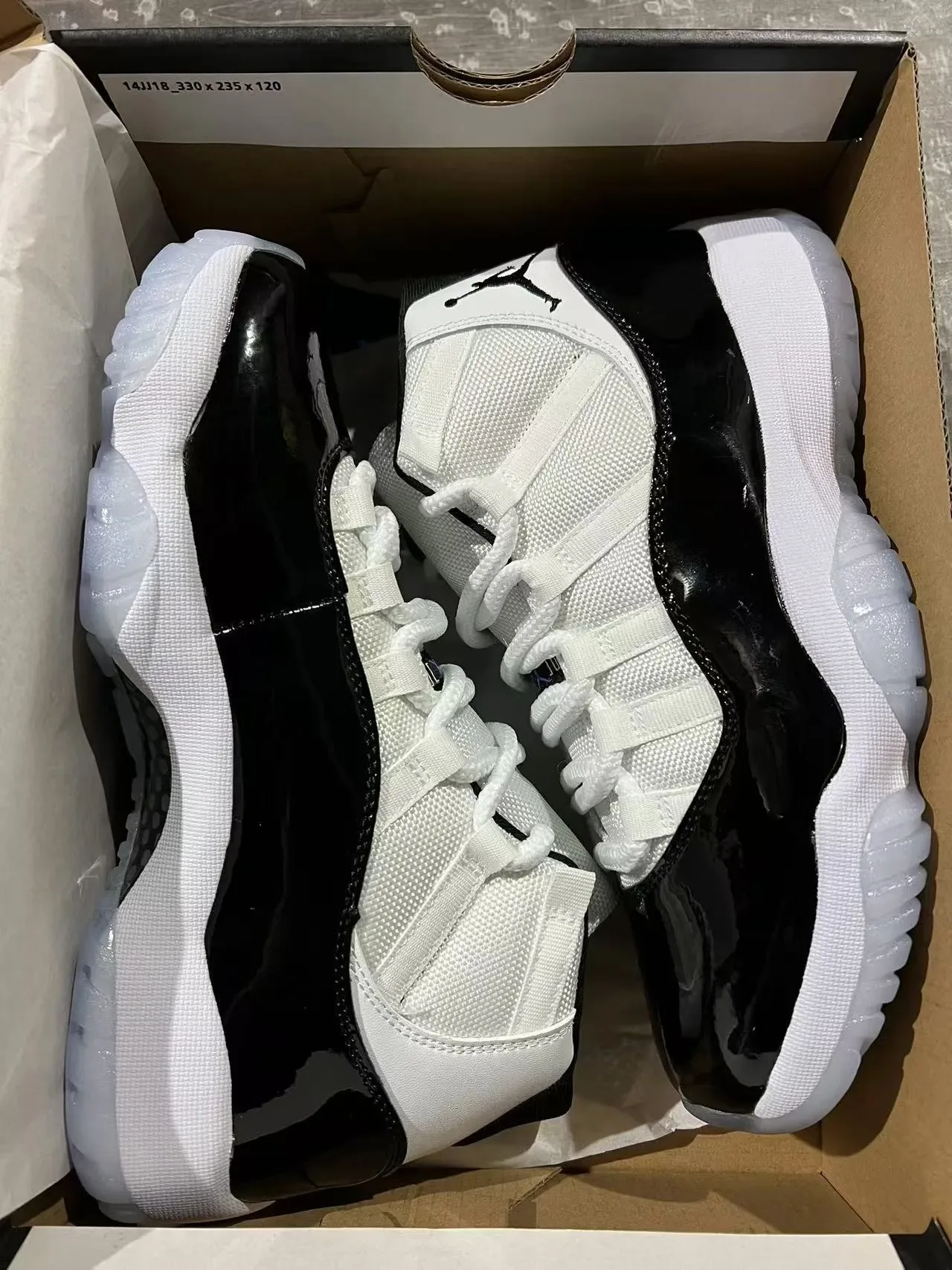 Air Jordan 11 Blanc et Noir Cuir Verni Chaussures de Basket 9