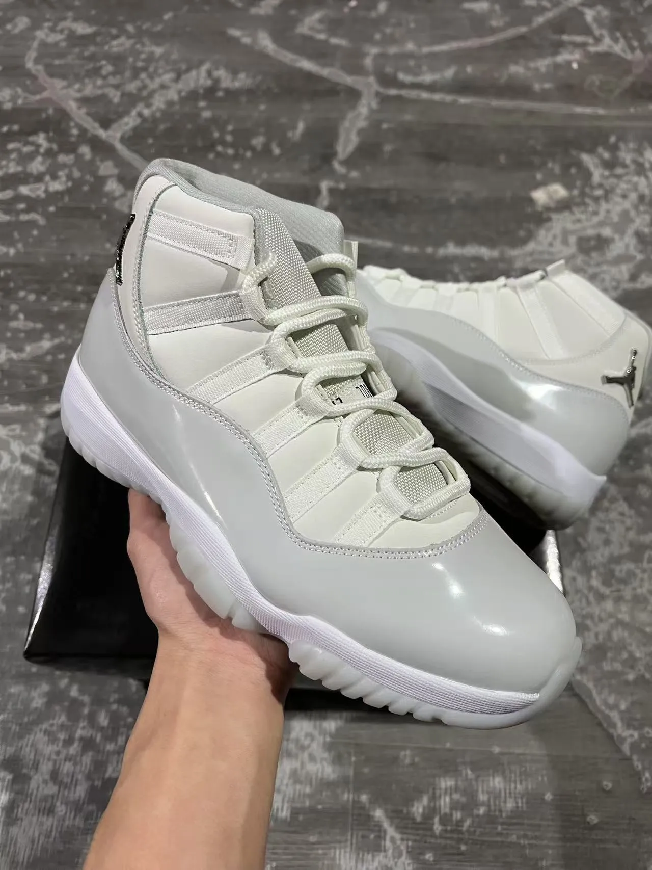 Chaussures de basketball Air Jordan 11 en cuir verni blanc 2