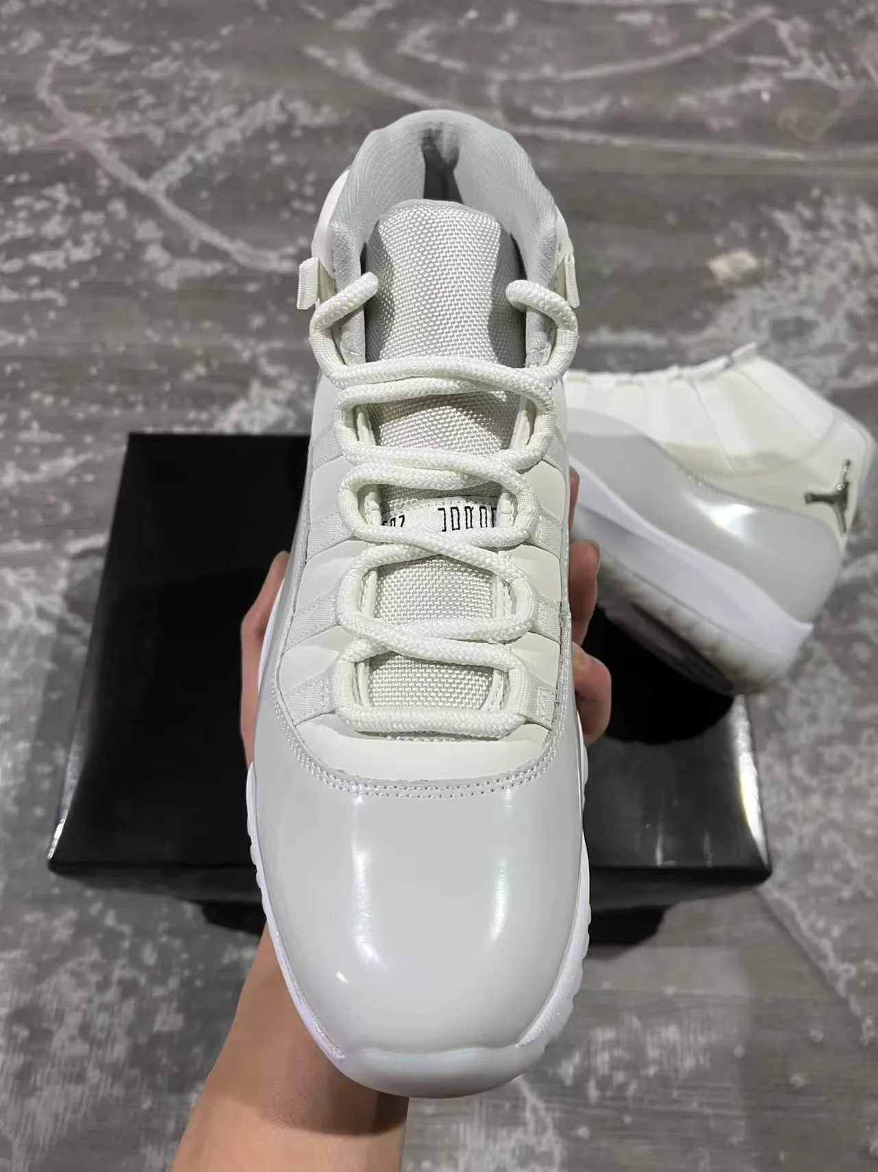 Chaussures de basketball Air Jordan 11 en cuir verni blanc 3