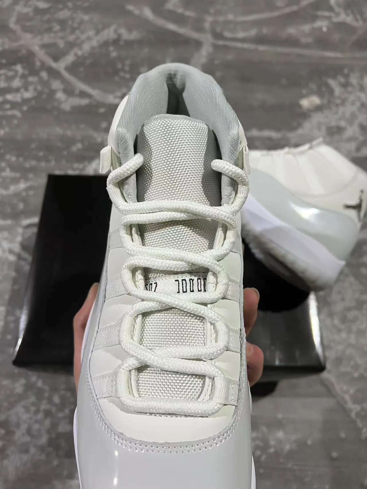 Chaussures de basketball Air Jordan 11 en cuir verni blanc 4