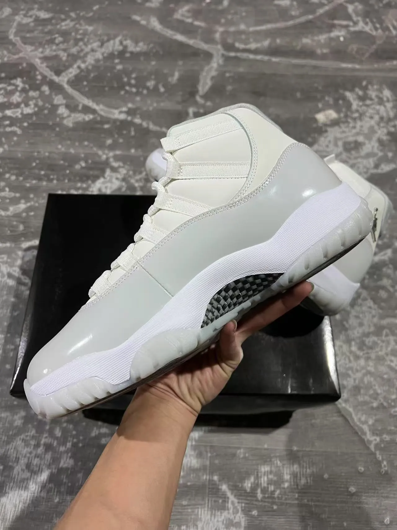 Chaussures de basketball Air Jordan 11 en cuir verni blanc 5