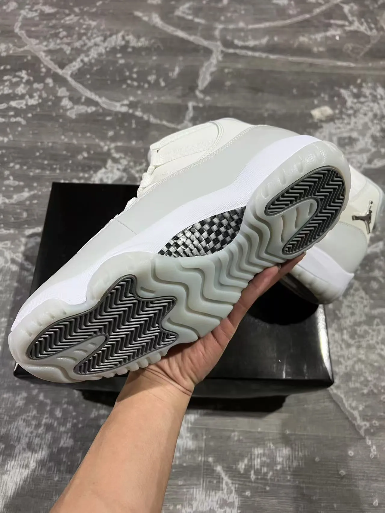 Chaussures de basketball Air Jordan 11 en cuir verni blanc 6