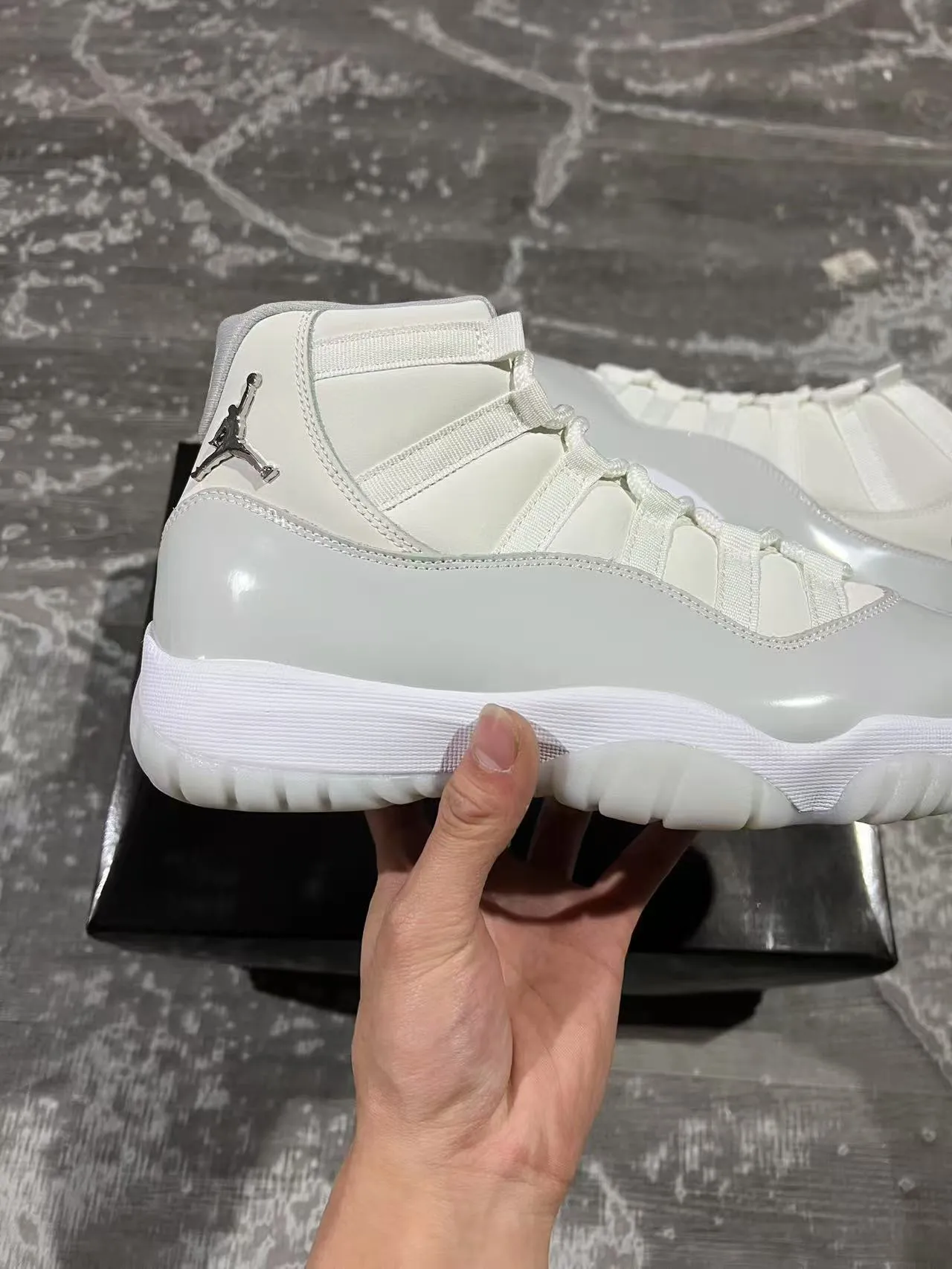 Chaussures de basketball Air Jordan 11 en cuir verni blanc 7