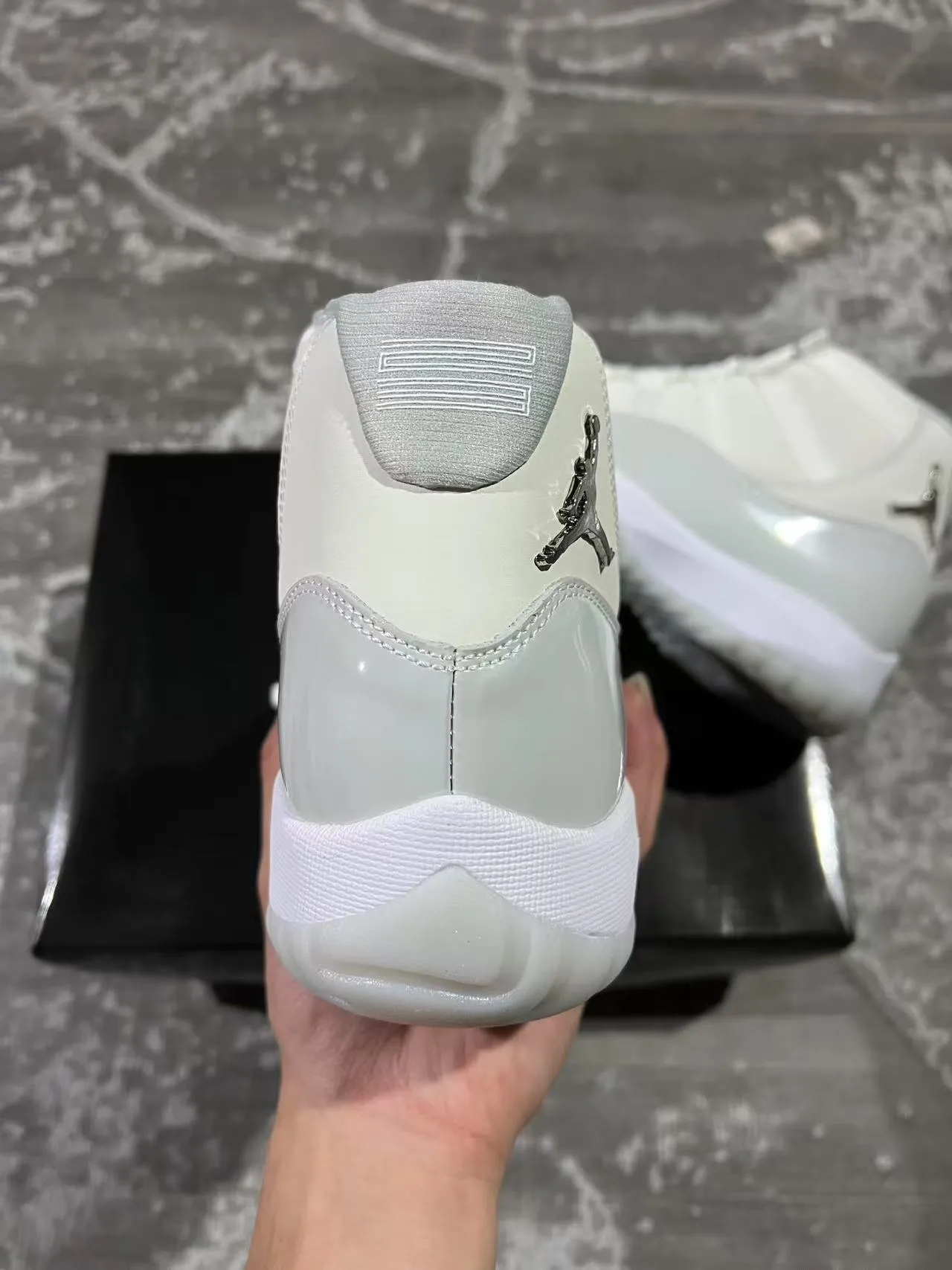 Chaussures de basketball Air Jordan 11 en cuir verni blanc 8
