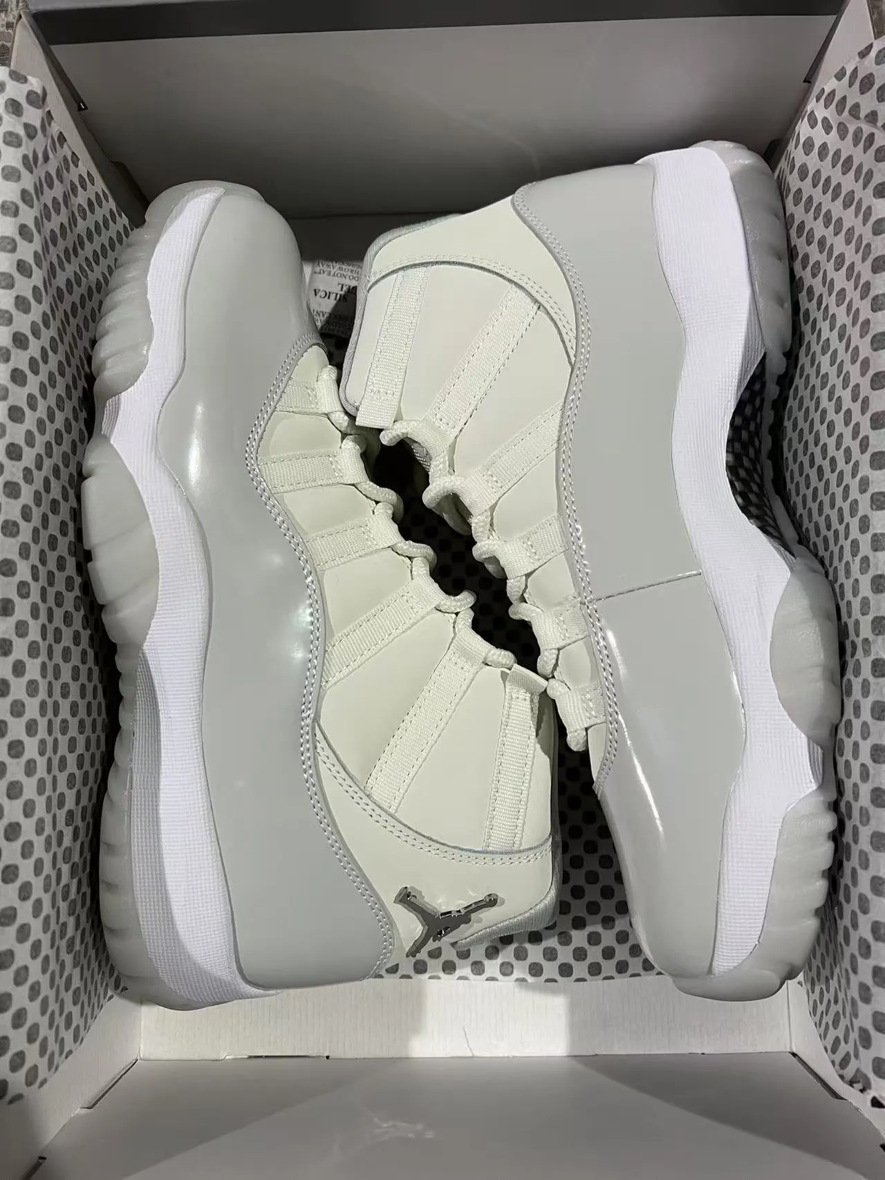 Chaussures de basketball Air Jordan 11 en cuir verni blanc 9