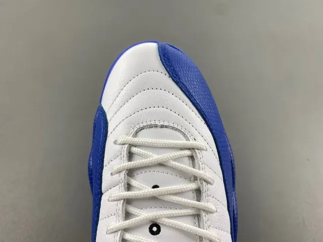 Air Jordan 12 Chaussures de Basketball Blanc et Bleu Royal 7
