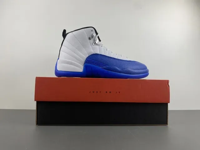 Air Jordan 12 Chaussures de Basketball Blanc et Bleu Royal 15