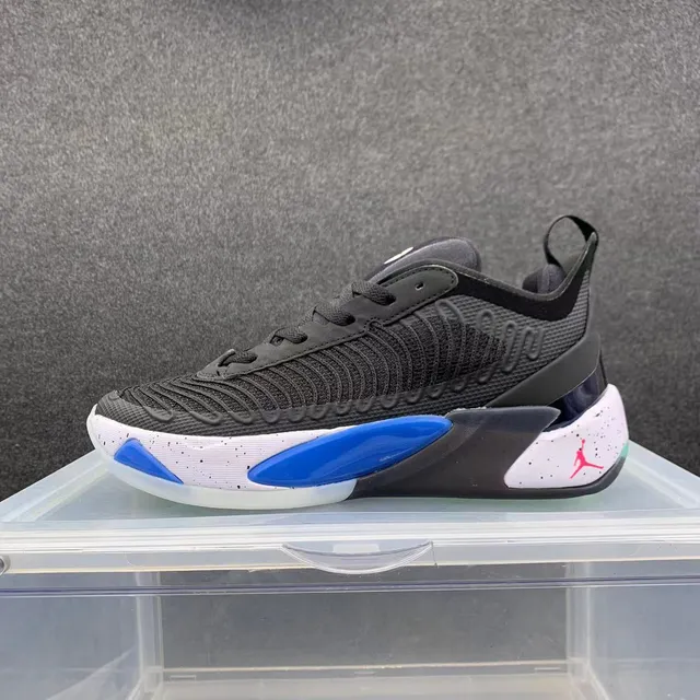 حذاء كرة السلة Air Jordan 37 أسود أزرق بجزء علوي محبوك ونعل أوسط منحوت 2