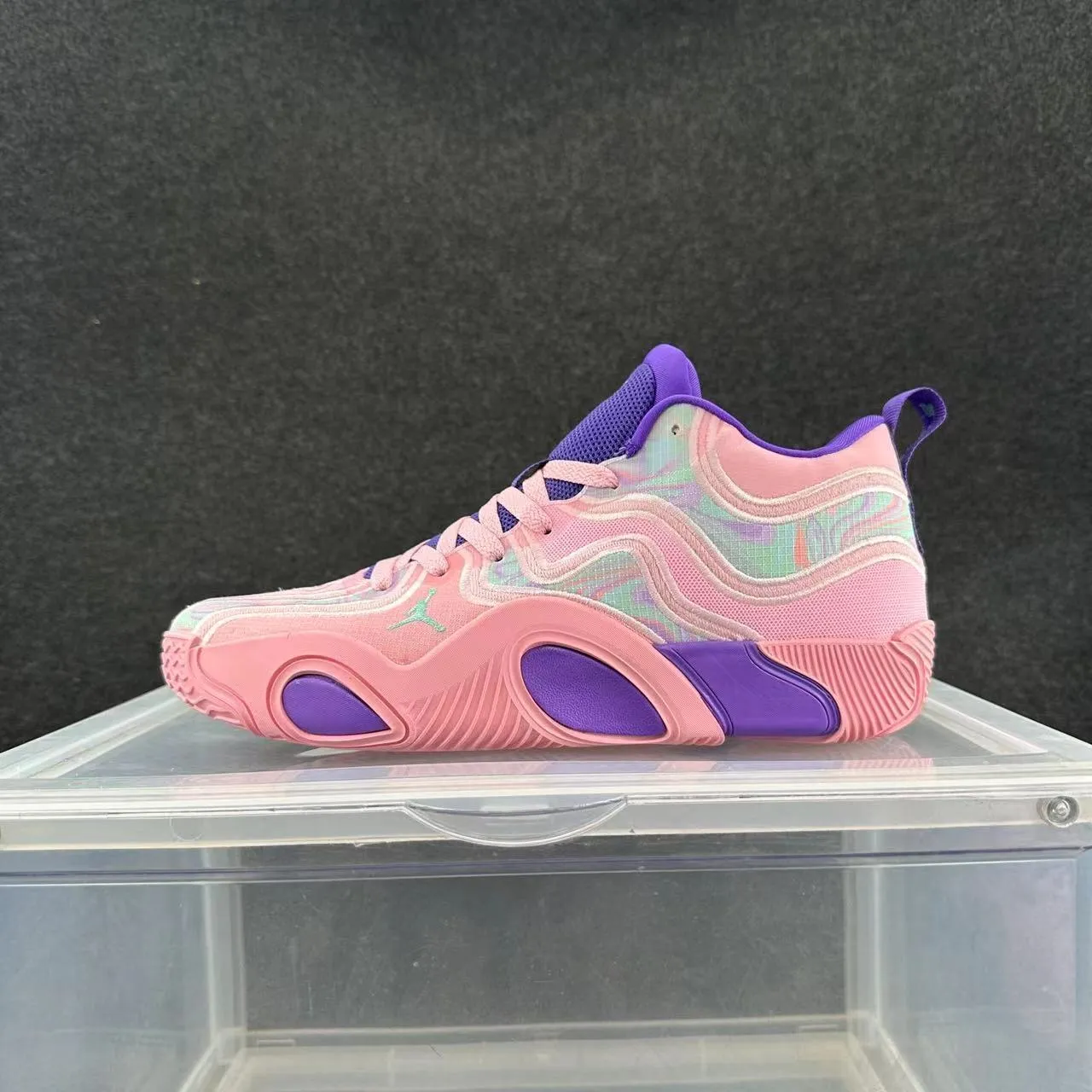 Tênis de basquete Air Jordan 37 rosa e roxo iridescente 2