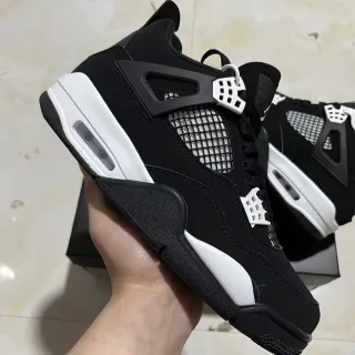 Air Jordan 4 黑白篮球鞋