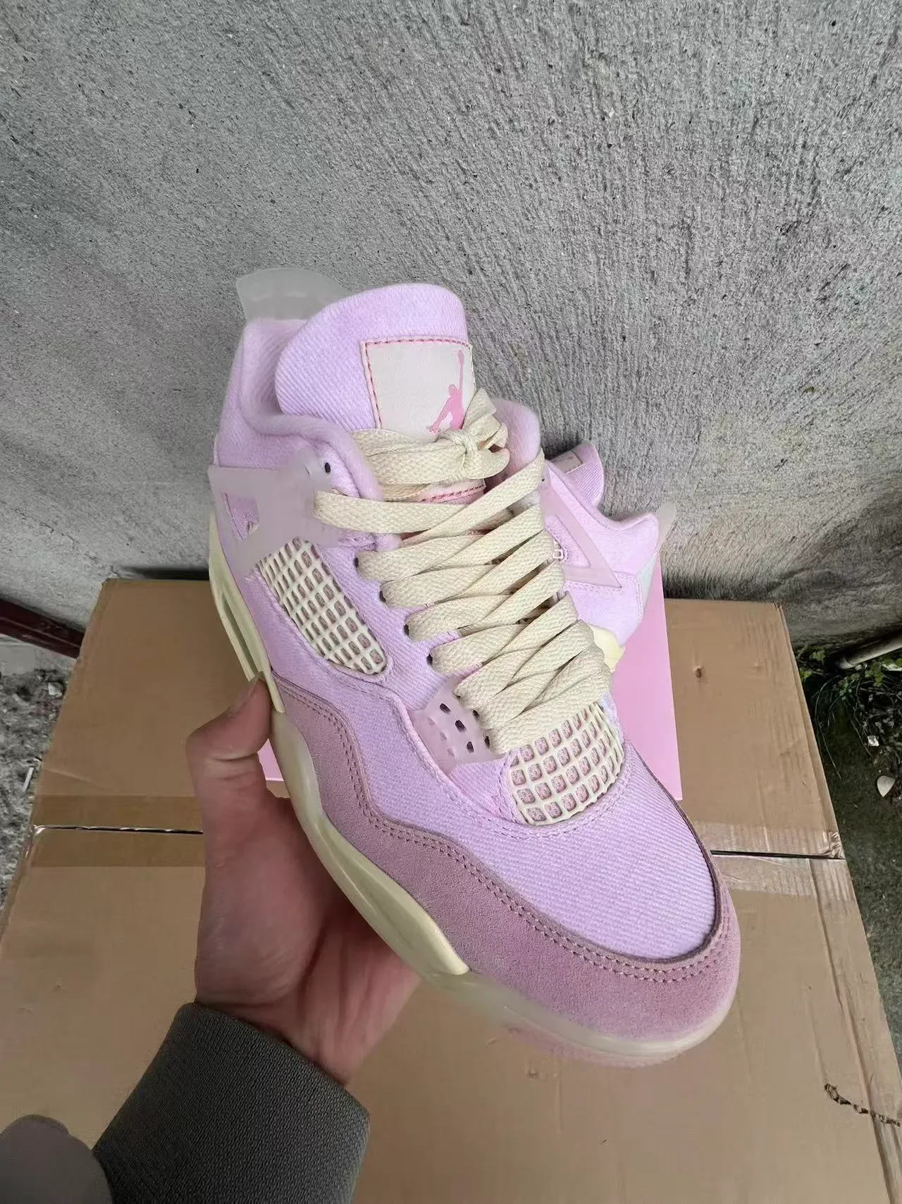 Tênis lifestyle Air Jordan 4 rosa e creme 2