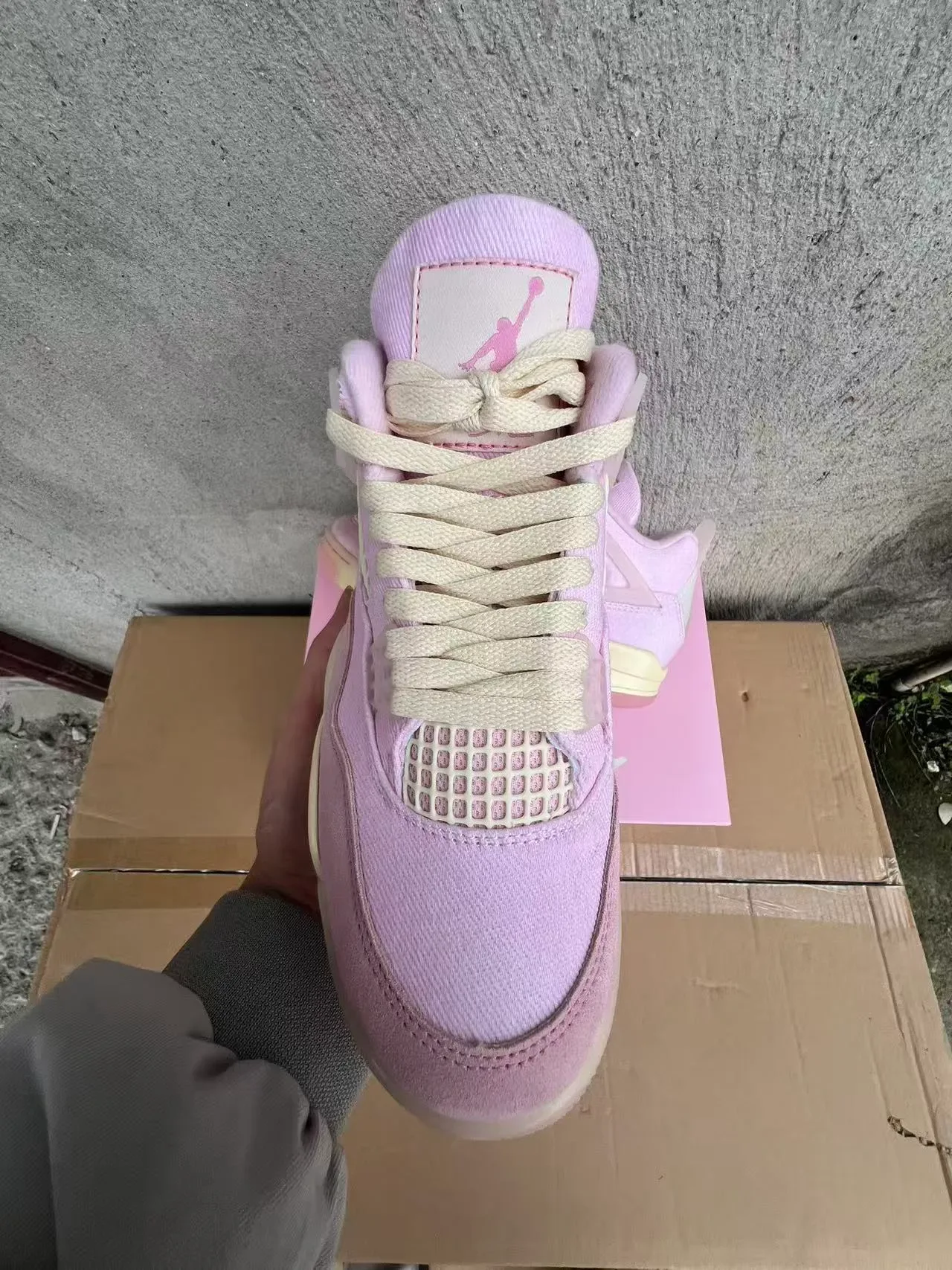 Tênis lifestyle Air Jordan 4 rosa e creme 3