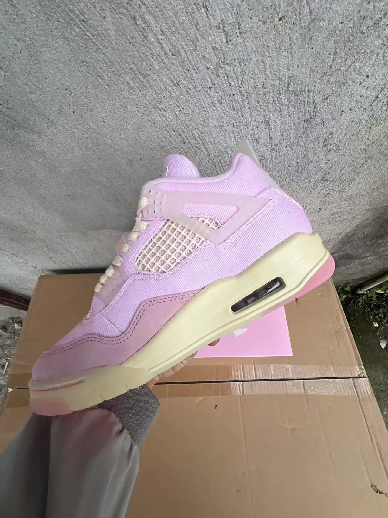 Tênis lifestyle Air Jordan 4 rosa e creme 5