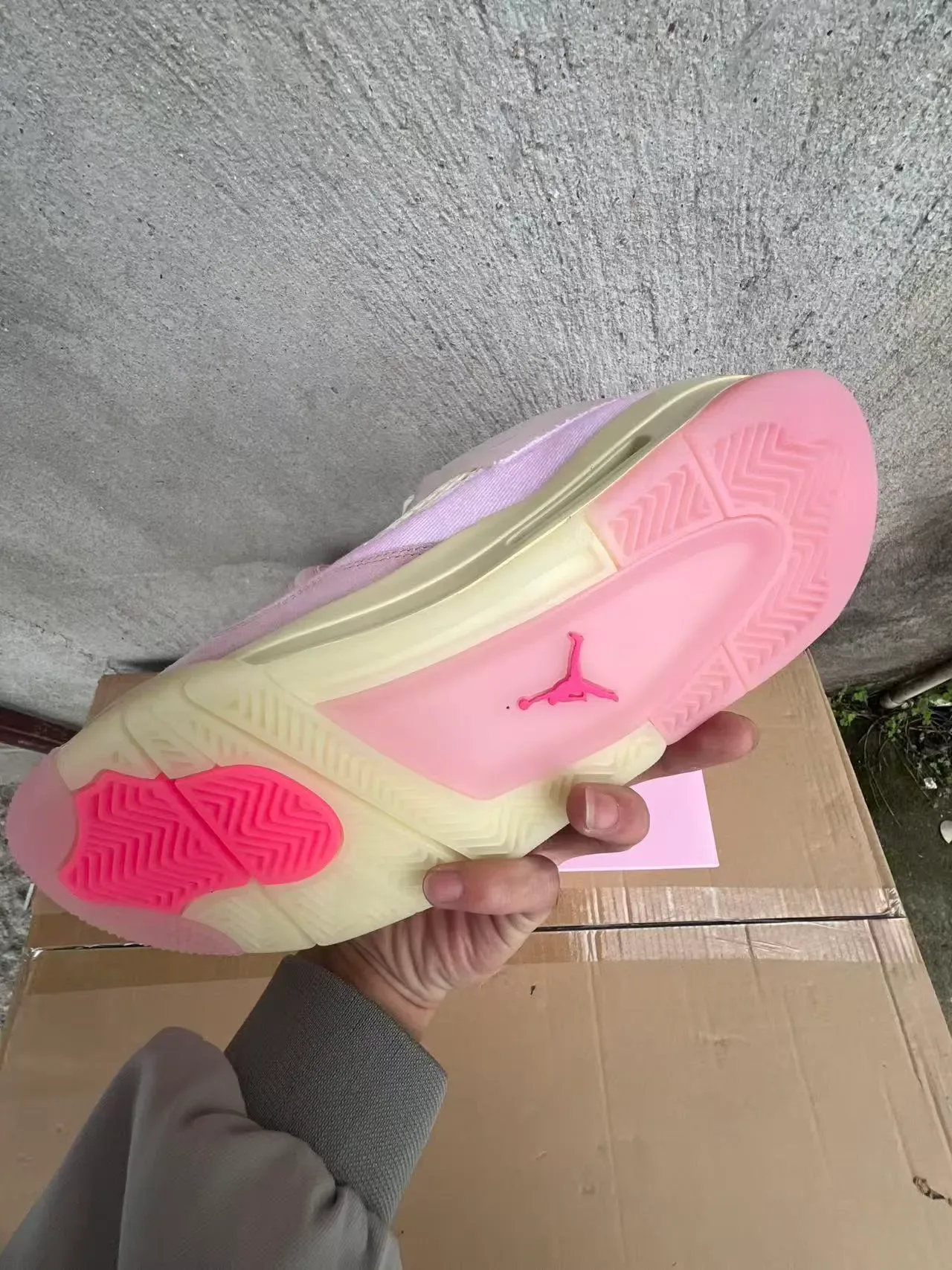 Tênis lifestyle Air Jordan 4 rosa e creme 6