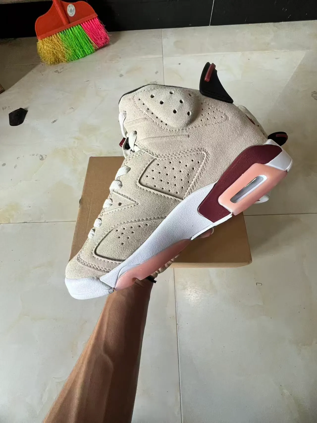 Tênis de basquete Air Jordan 6 bege bordô rosa 5