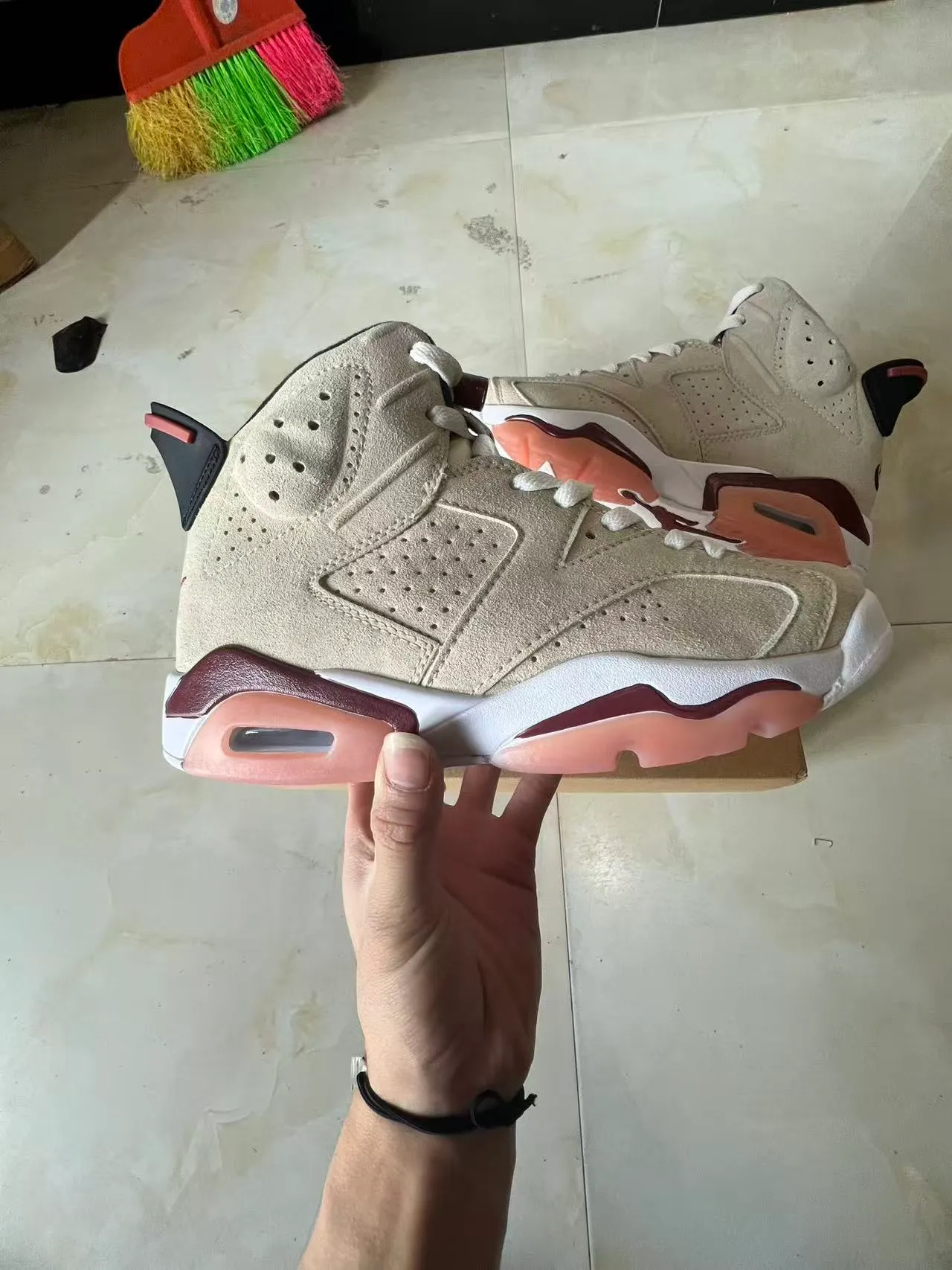 Tênis de basquete Air Jordan 6 bege bordô rosa 7