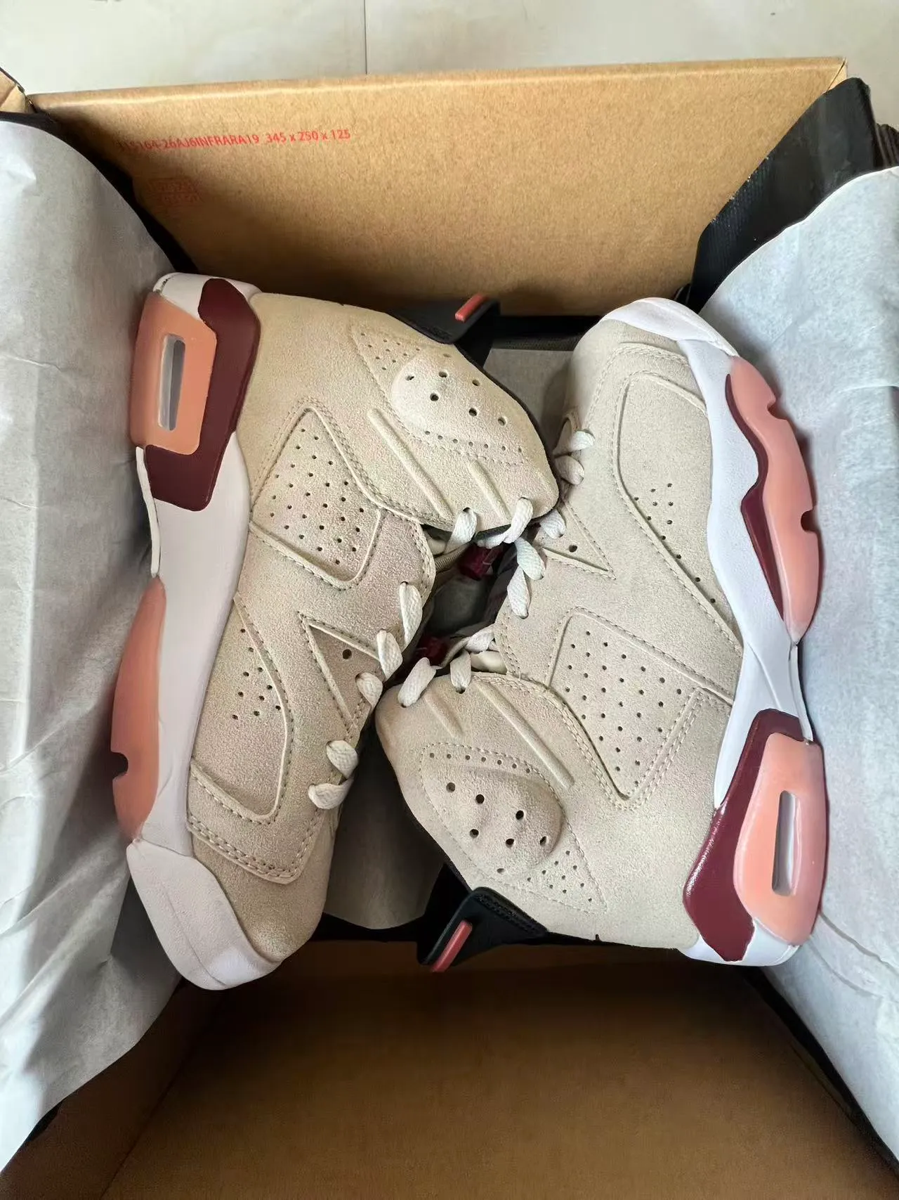 Tênis de basquete Air Jordan 6 bege bordô rosa 9