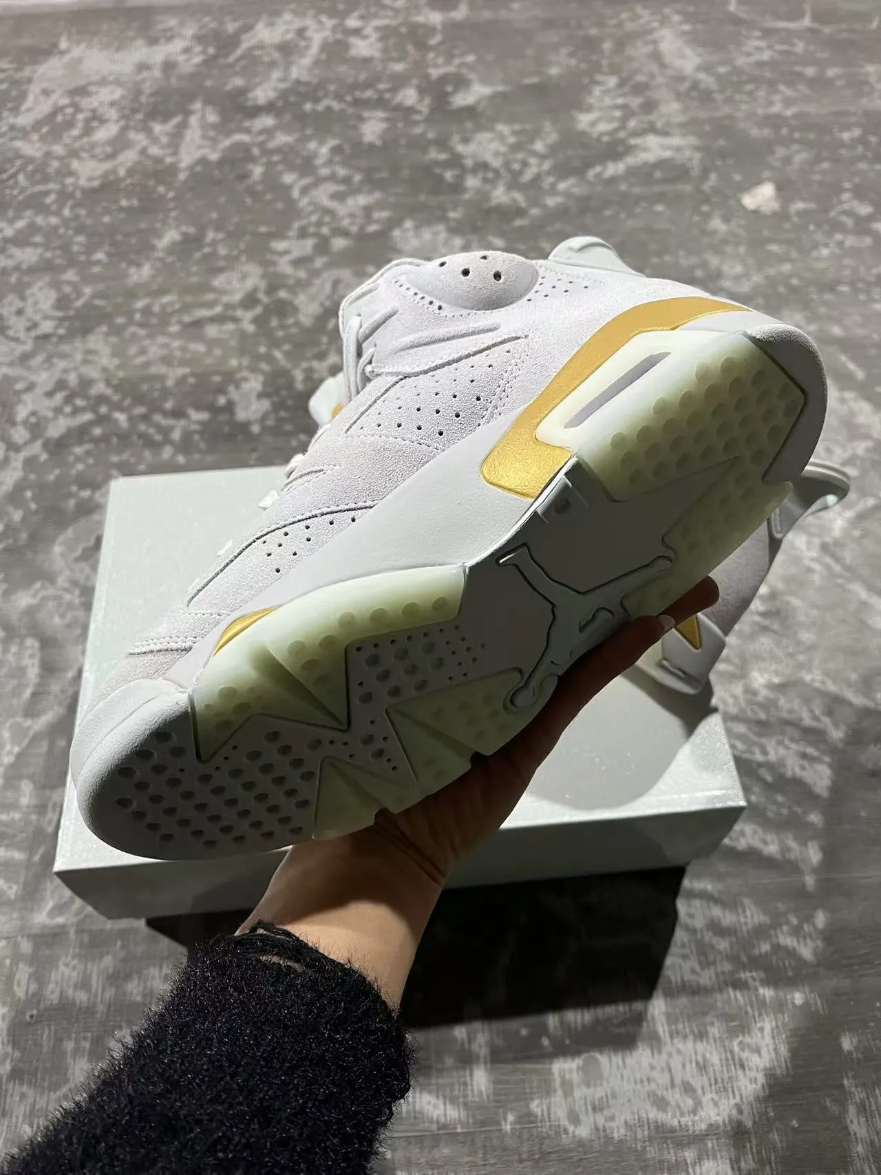 Air Jordan 6 Light Gray and Gold Basketball Shoes 6