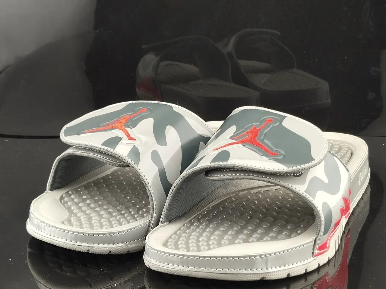 Claquettes Air Jordan Hydro Camo gris et rouge 2