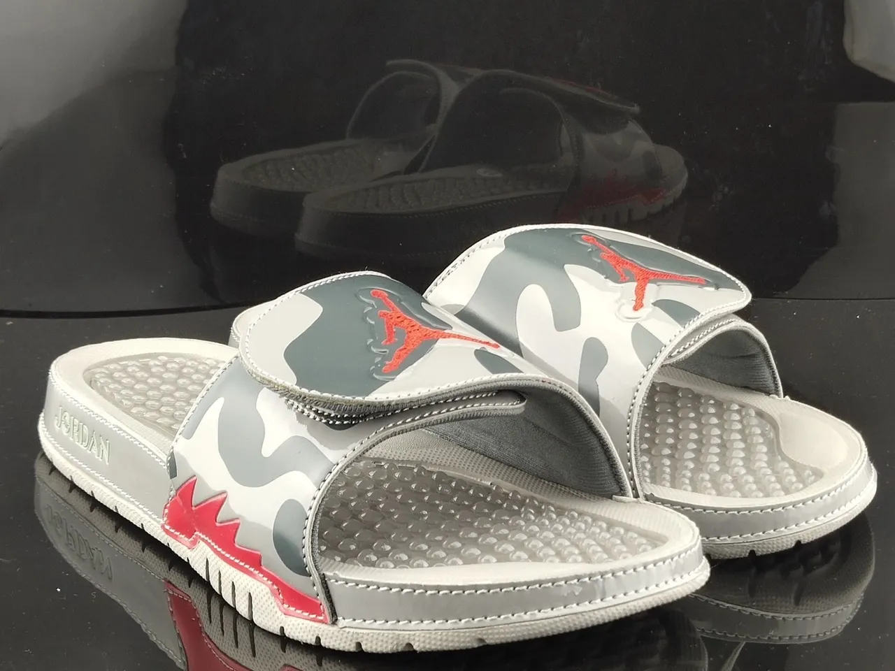 Claquettes Air Jordan Hydro Camo gris et rouge 3