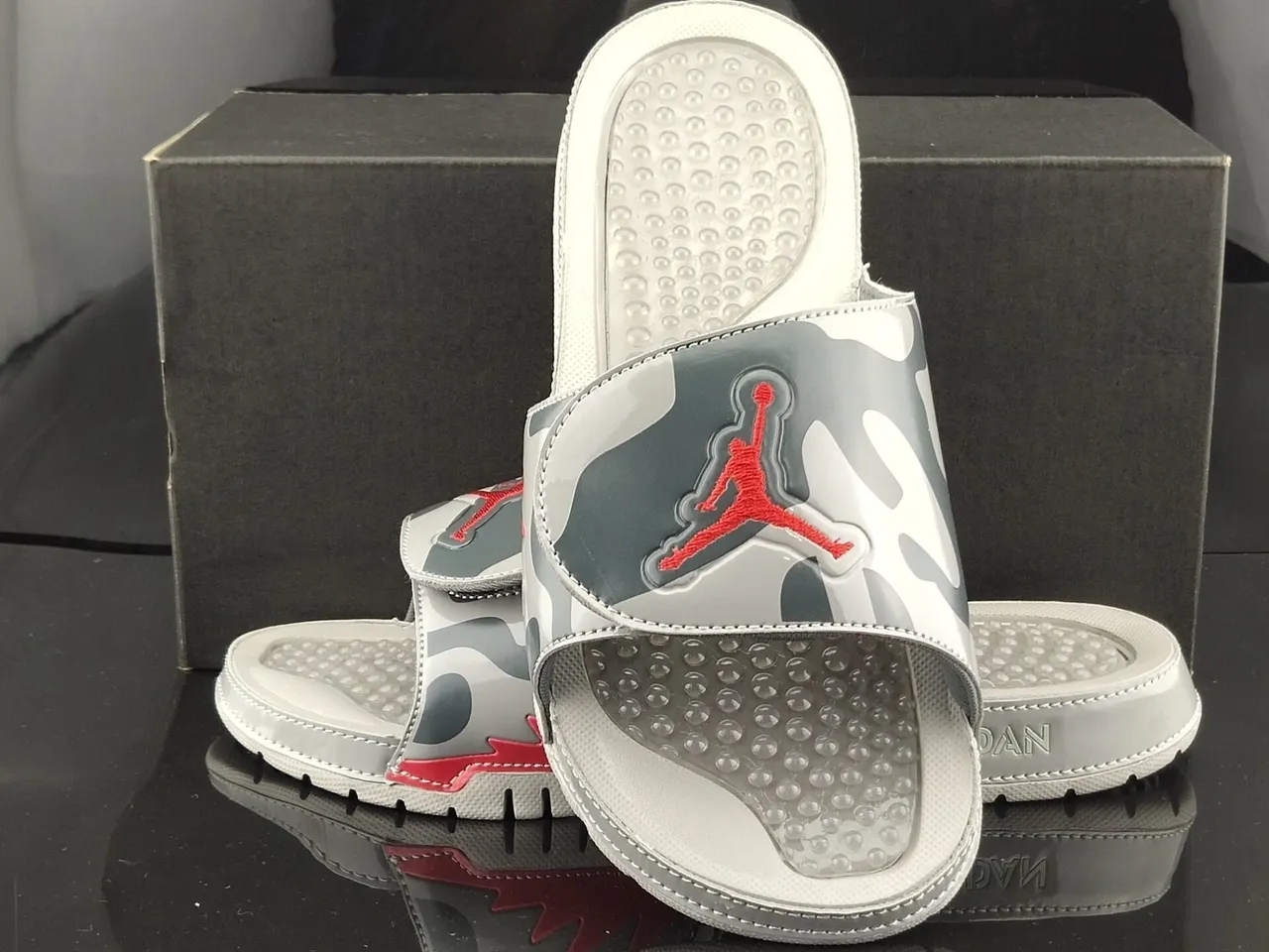 Claquettes Air Jordan Hydro Camo gris et rouge 4