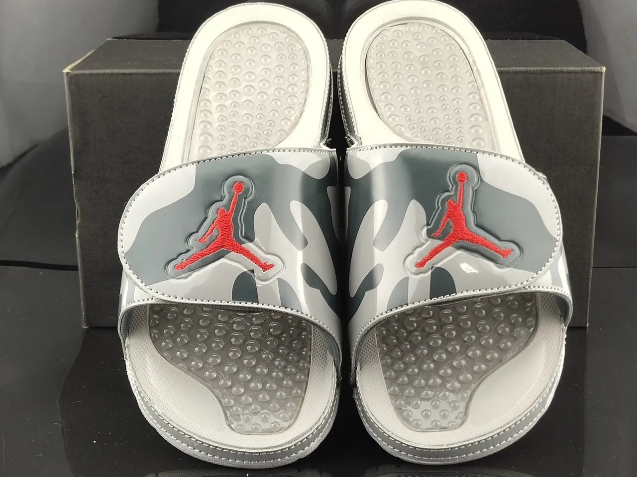 Claquettes Air Jordan Hydro Camo gris et rouge 5