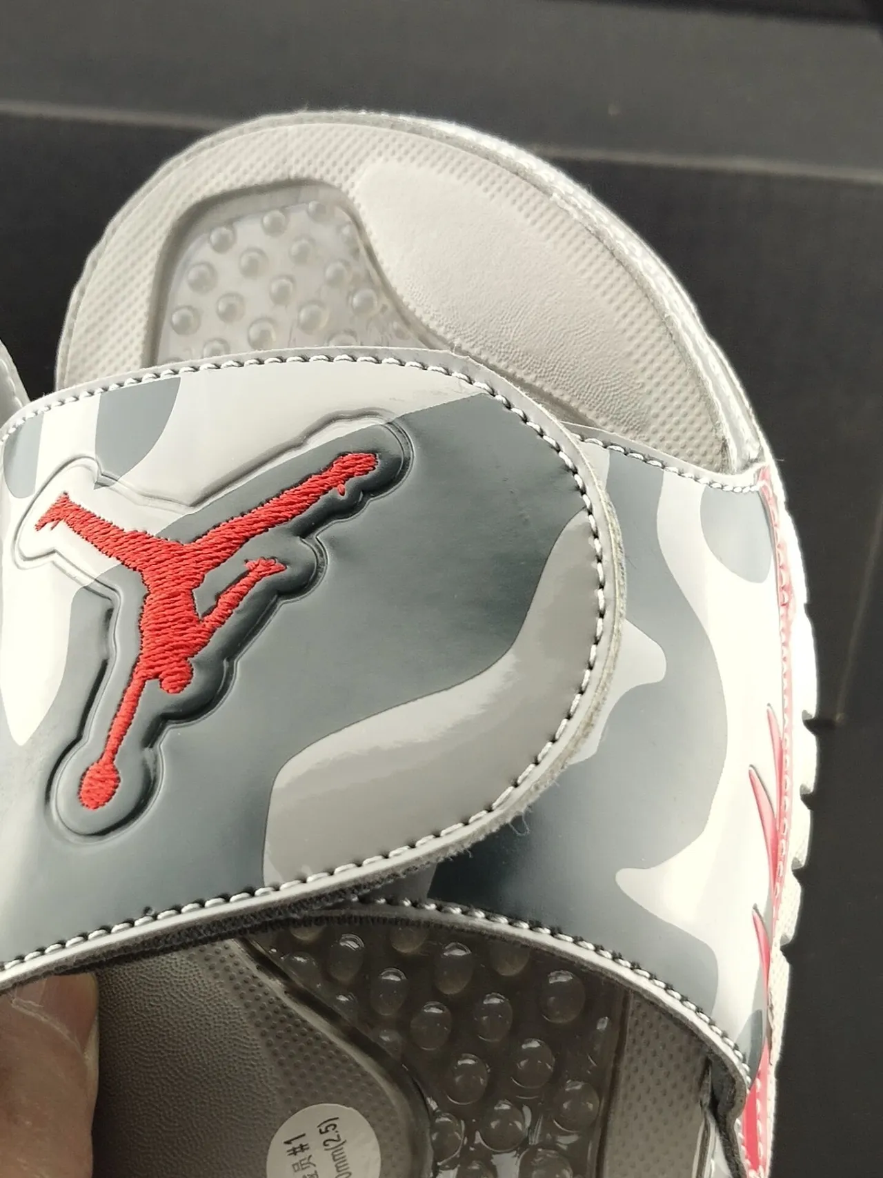 Claquettes Air Jordan Hydro Camo gris et rouge 6
