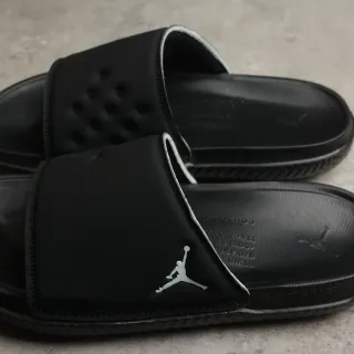 Air Jordan स्लाइड ब्लैक सिल्वर लोगो स्लिपर्स