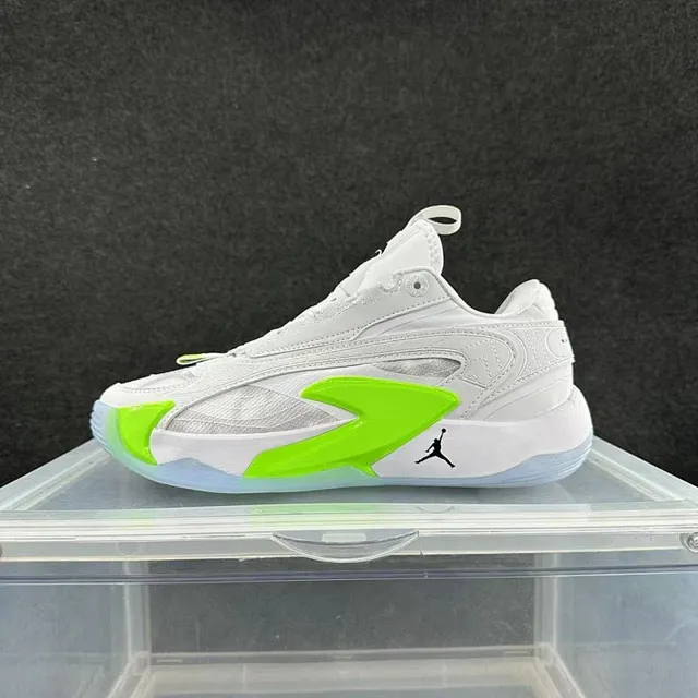 Chaussures de basketball Air Jordan blanc et vert néon 2