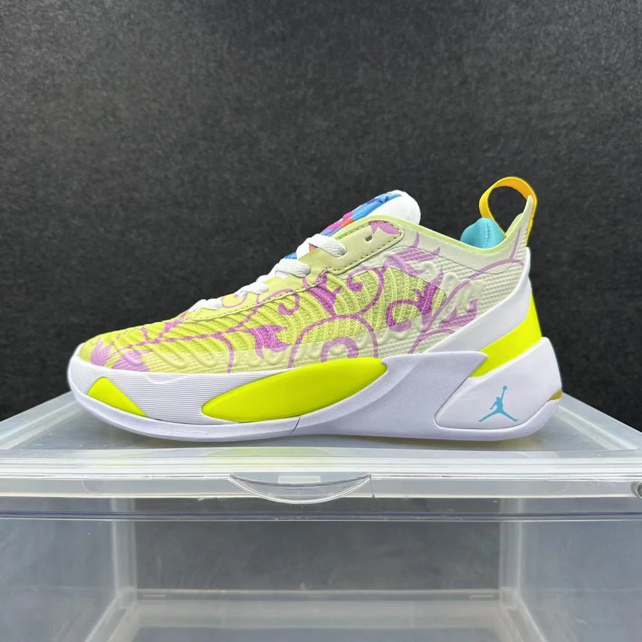 Tênis de basquete Air Jordan XXXVIII verde e roxo com cabedal em malha bordada e entressola esculpida assimétrica 2